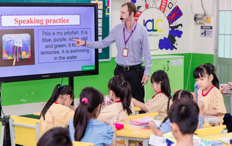 English will be the second language for all students by 2035 (Photo: Internet)