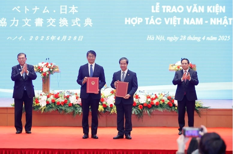 Both PMs witness the signing ceremony of cooperation documents between the two nations' ministries and agencies 