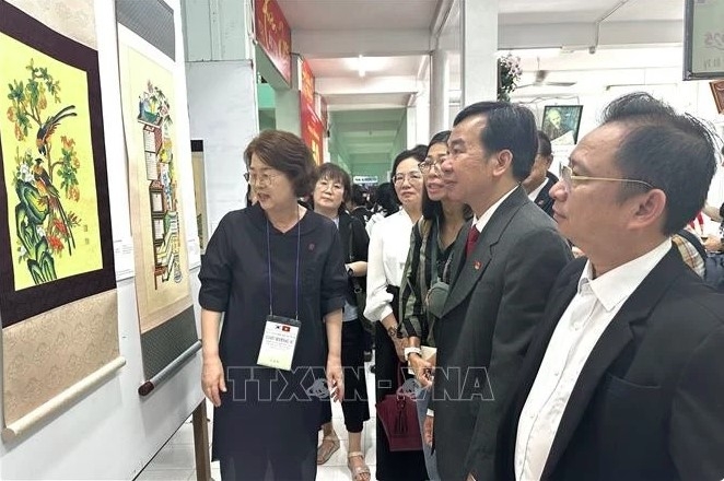 The exhibition features over 60 artworks and traditional calligraphy pieces by artists from Phu Yen and Chungbuk.