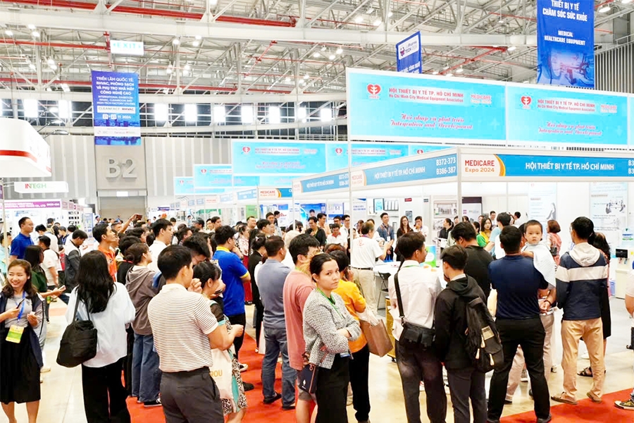 Visitors at the Vietmedicare Expo 2024