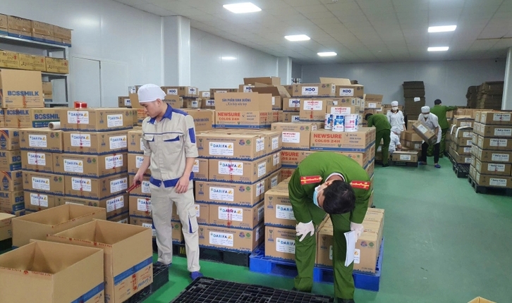 Investigators conduct a series of searches and inspections on suspected shipments of fake milk products