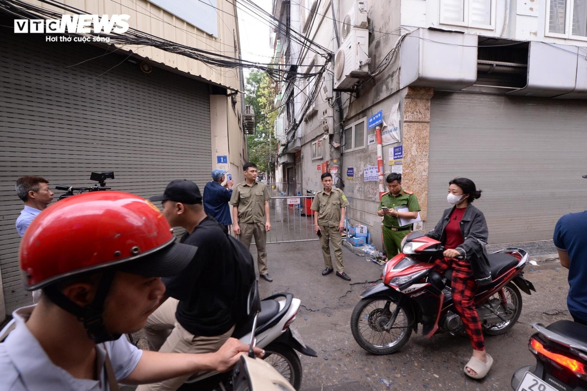 They manage to completely extinguish the blaze after nearly one hour.