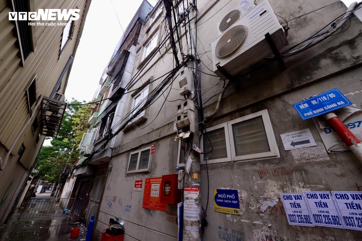 Three people from the same family are found dead following the fire in Dinh Cong ward of Hoang Mai district at 3 a.m. on April 28.