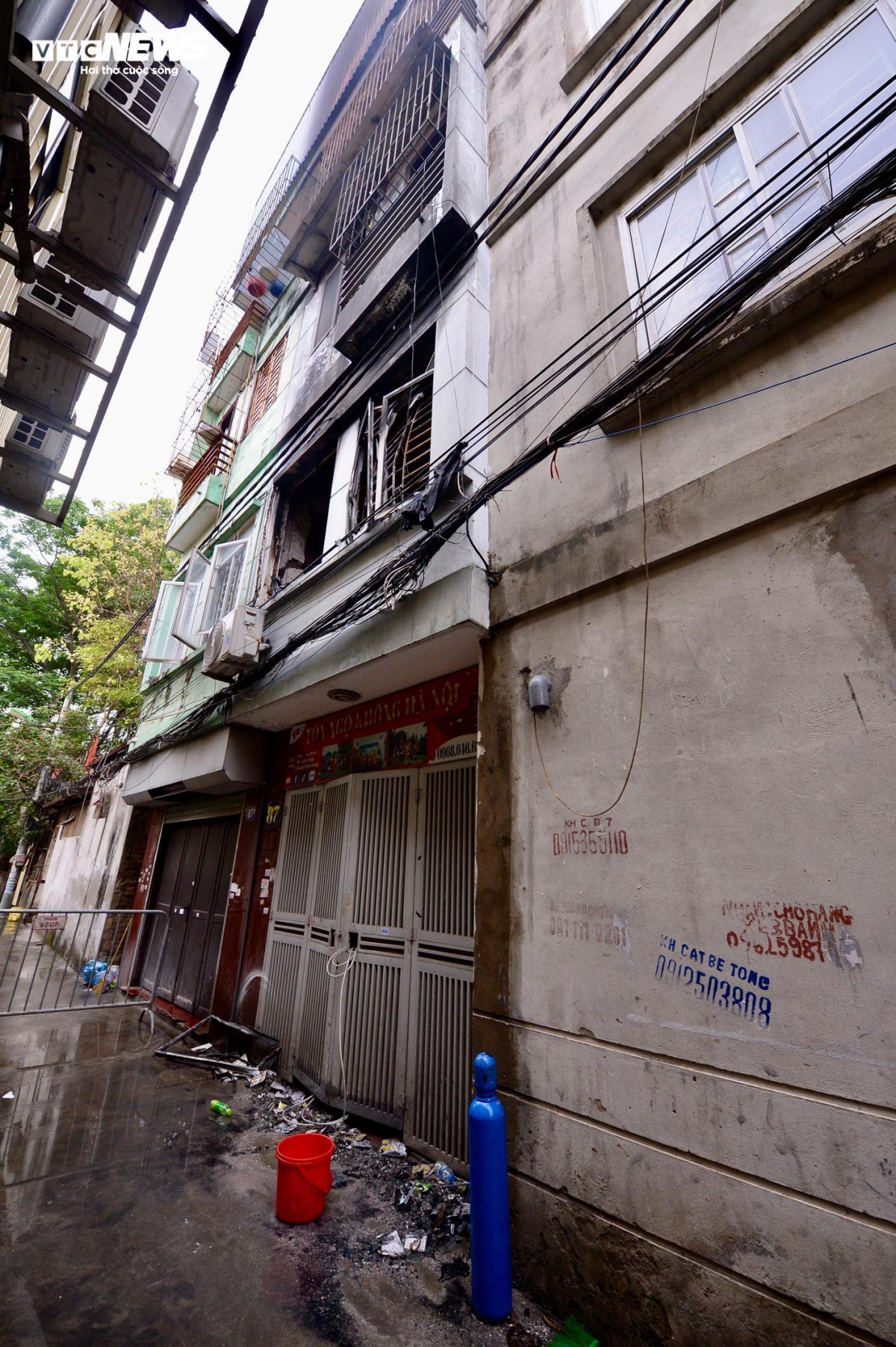 One injured person is later transferred to Bach Mai Hospital to receive emergency treatment.