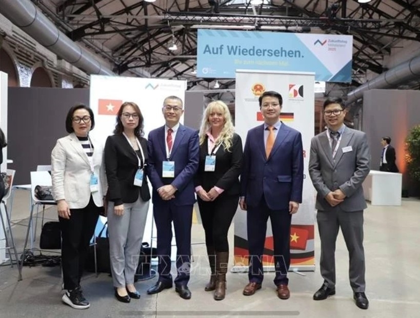 Vietnamese Ambassador to Germany Vu Quang Minh (third from left) and representatives of Vietnamese companies at the BVMW's event