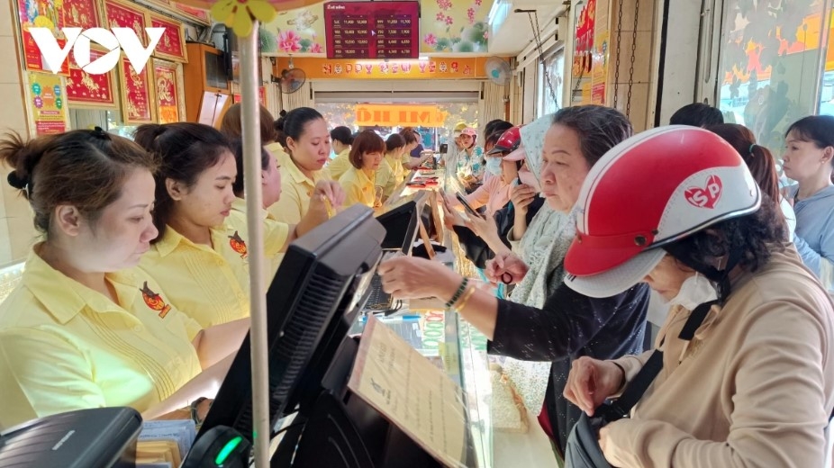 Many experts warn that investors should be cautious about each transaction and need to decide the right time to buy and sell gold to avoid losses.