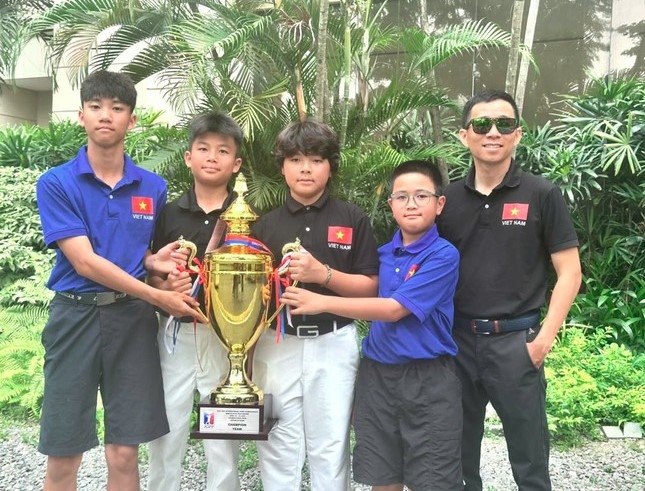 Vietnamese golfers wins Champion Team Trophy at JGFP International Interclub Golf Championship (Photo: Tien Phong)