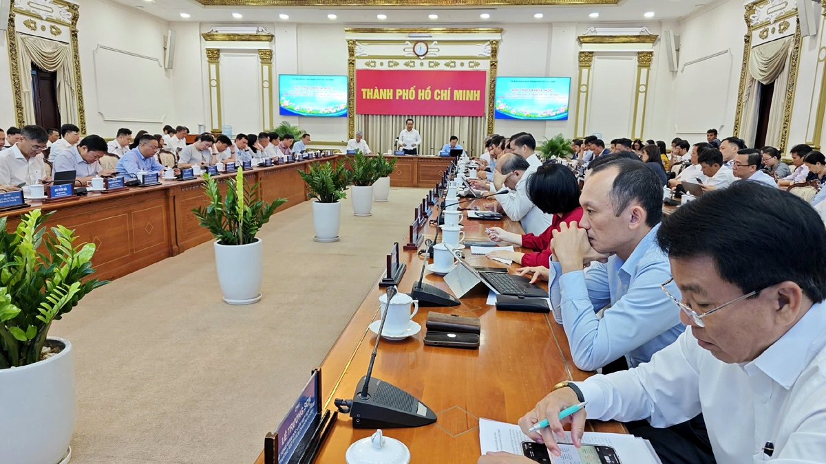 Representatives from industries, businesses and economic experts propose solutions to cope with the new US reciprocal tariff of 46% on Vietnamese commodities, at a seminar in Ho Chi Minh City on April 9. (Photo: nld.com.vn)