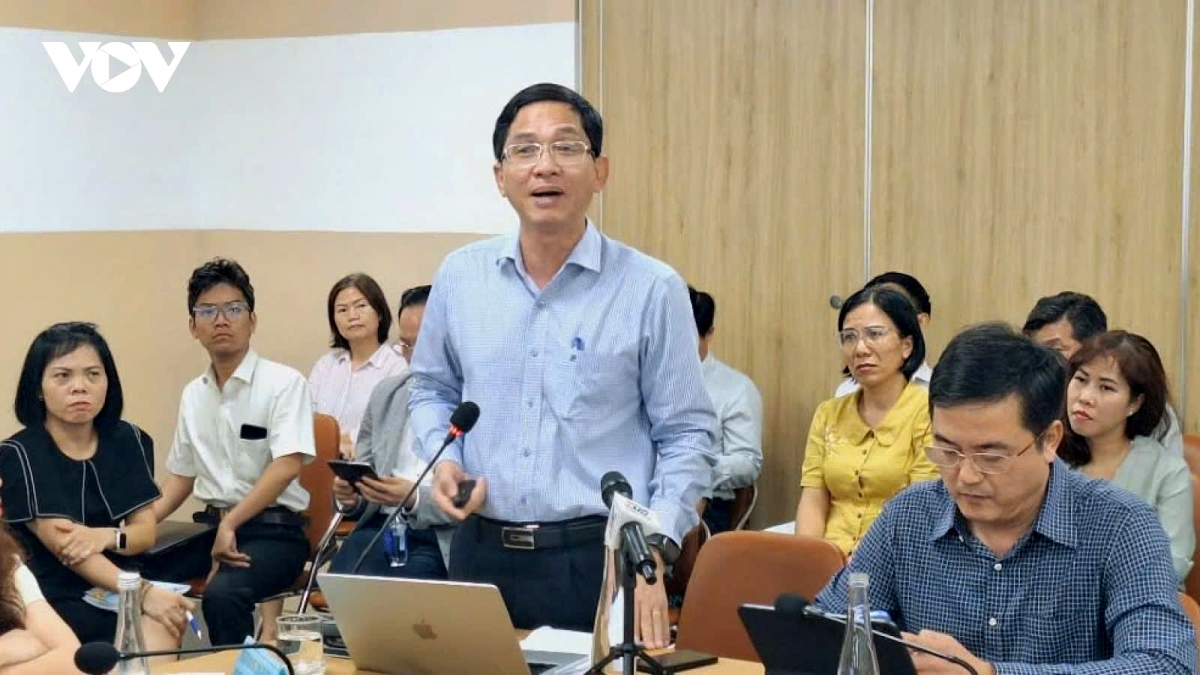 Associate Professor, Dr. Hoang Cong Gia Khanh, vice rector of the University of Economics and Law, Ho Chi Minh City, discusses solutions to cope with the US imposing reciprocal tariff, at the seminar