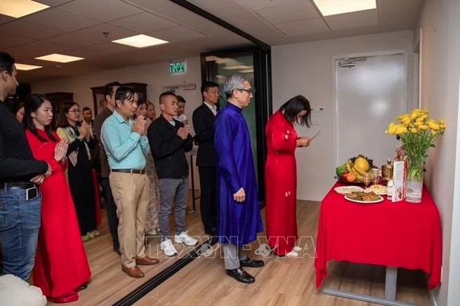 The Vietnamese community in Israel offers incense in tribute to Hung Kings