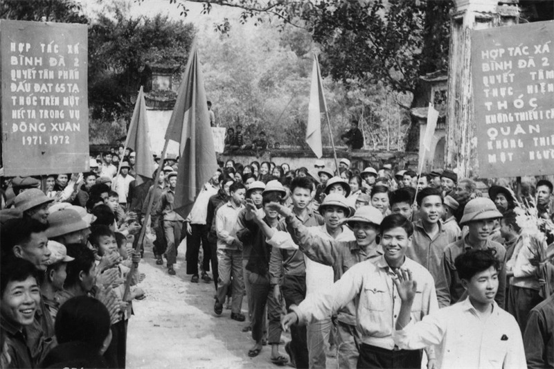 In response to the Fatherland’s call during the resistance against American imperialism, the youth of North Vietnam put aside their studies and volunteered to march to the frontlines. (File photo - VNA)