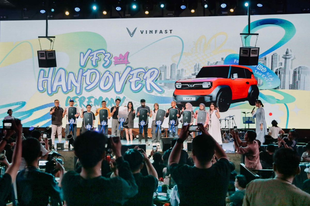 A mass delivery event of 100 VF 3 vehicles is held at the Motomobi News Karnaval