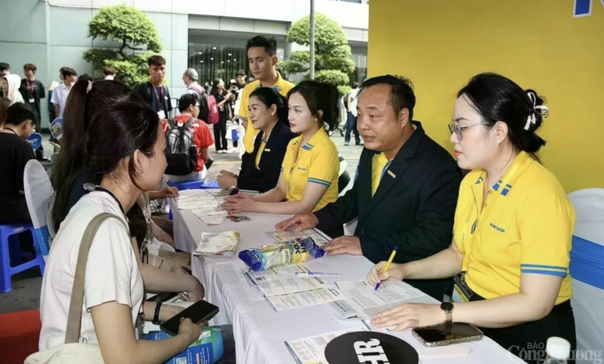Businesses conduct direct interviews with students at the job fair. (Photo: congthuong.vn)
