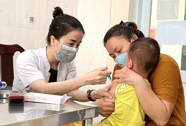 The medical staff administers measles vaccine to a child.