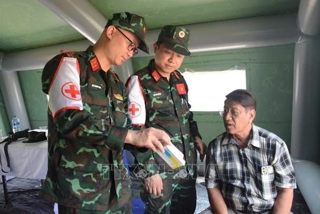 Vietnamese medical officers give medicine to a local man in Myanmar. (Photo: VNA broadcasts)