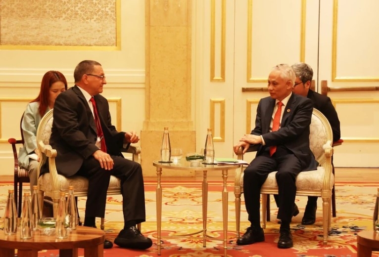 Secretary of the Communist Party of Vietnam (CPV) Central Committee and Chief of the committee’s Office Le Hoai Trung (R) receives Vice President of the United Socialist Party of Venezuela (PSUV) Jesús Germán Faría Tortosa on April 30.