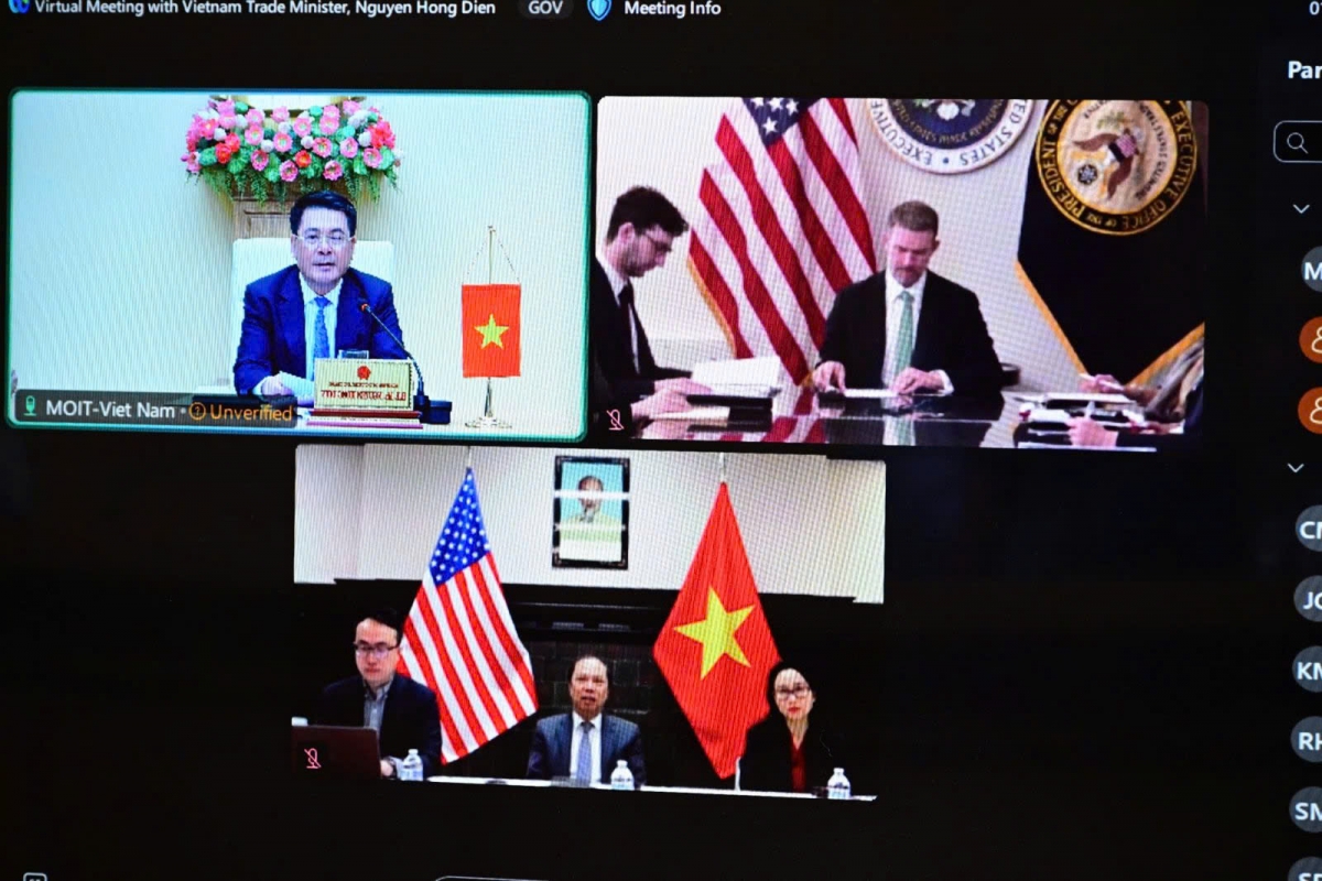 Minister of Industry and Trade Nguyen Hong Dien (L) and US Trade Representative Jamieson Greer (R) during their phone call on April 23 evening. (Photo: MOIT)