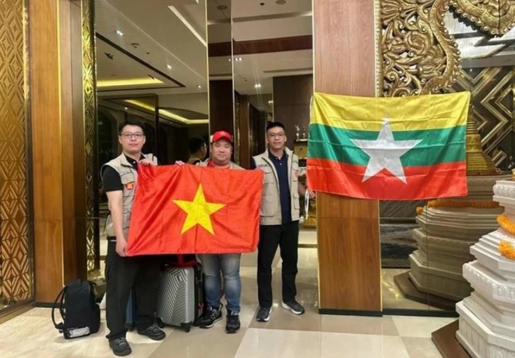Three staff members of the Department of Dyke Management and Disaster Prevention set off to join rescue efforts in Myanmar. (Photo: tienphong.vn)