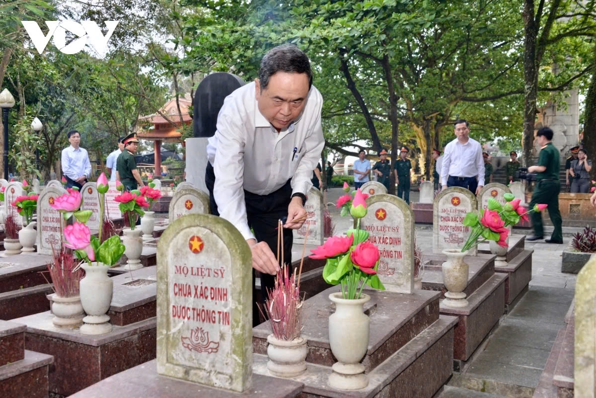 National Assembly Chairman Tran Thanh Man offers incense to fallen heroes at the Truong Son National Martyrs’ Cemetery