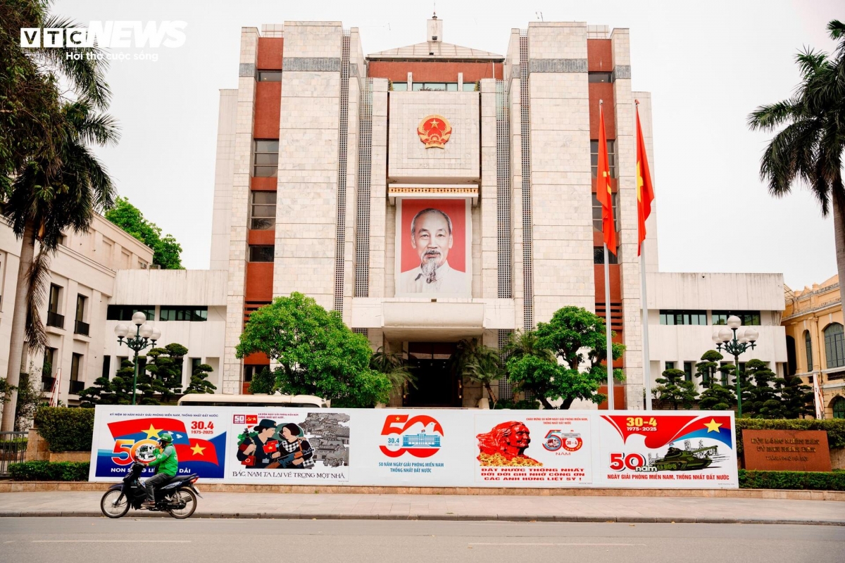 A series of striking banners and slogans brighten the headquarters of the Hanoi Municipal People's Committee.