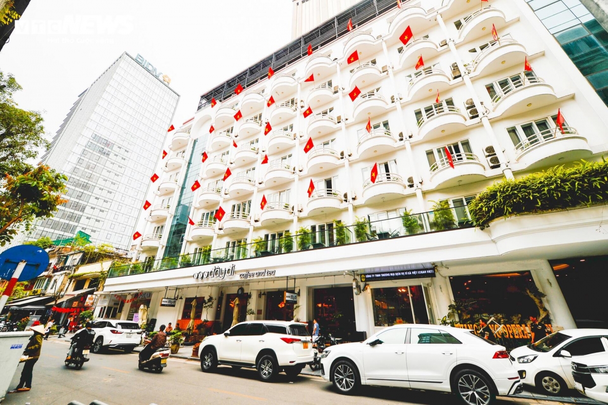 The national flag’s vibrant red is seen everywhere, from bustling streets to quiet alleys, from towering buildings to schools, igniting a solemn and proud atmosphere in celebration of Reunification Day
(April 30-1975 – April 30-2025)