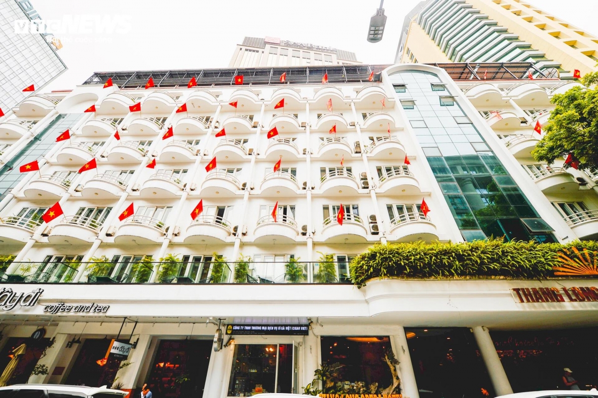 A hotel on Tong Dan Street in Hoan Kiem District stands out with dozens of large national flags hanging uniformly from the balconies of every room.