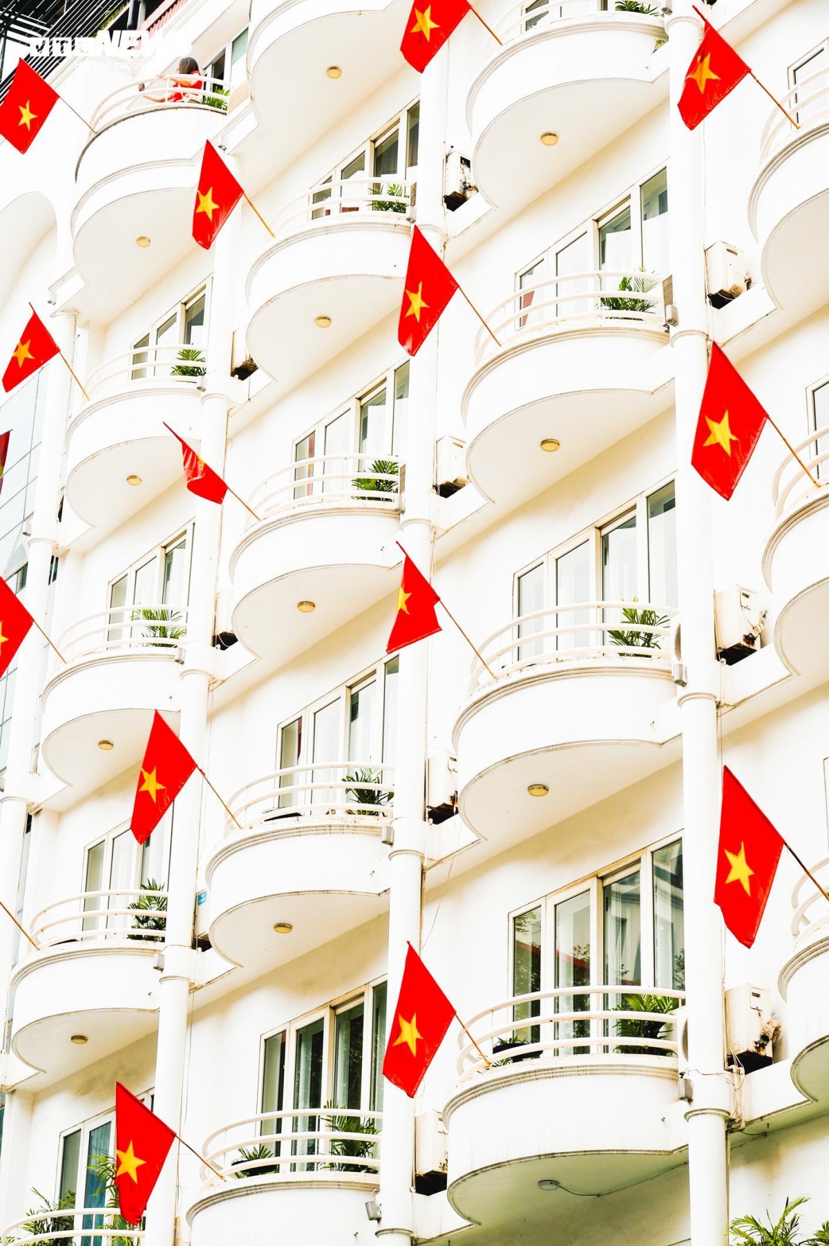 The flags fluttering in the wind unite the hearts of millions of Vietnamese people, all focusing on the national celebration. This image evokes memories of the heroic years in the nation’s history, when the entire country rallied towards the goal of independence and freedom.