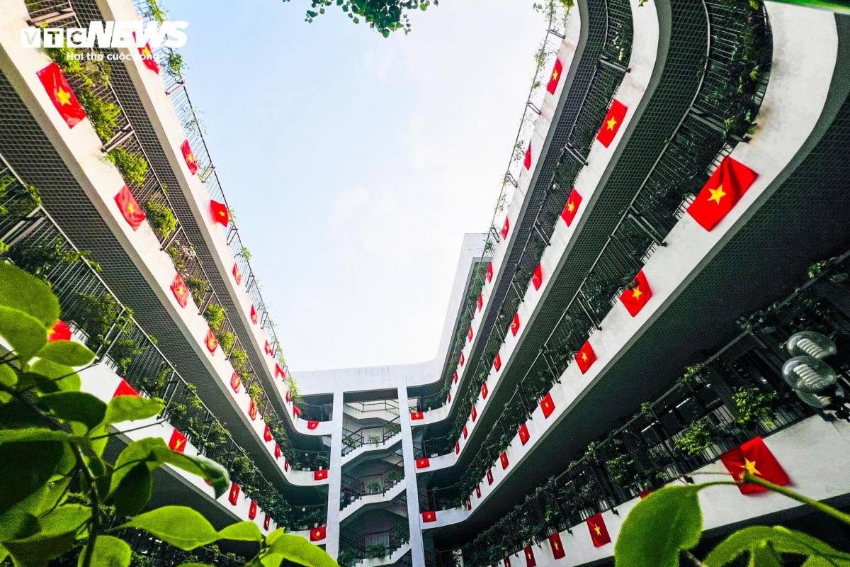 At Nguyen Viet Xuan Primary School in Cau Giay district, dozens of natinal flags are hung in a straight line,creating a solemn and vibrant scene.