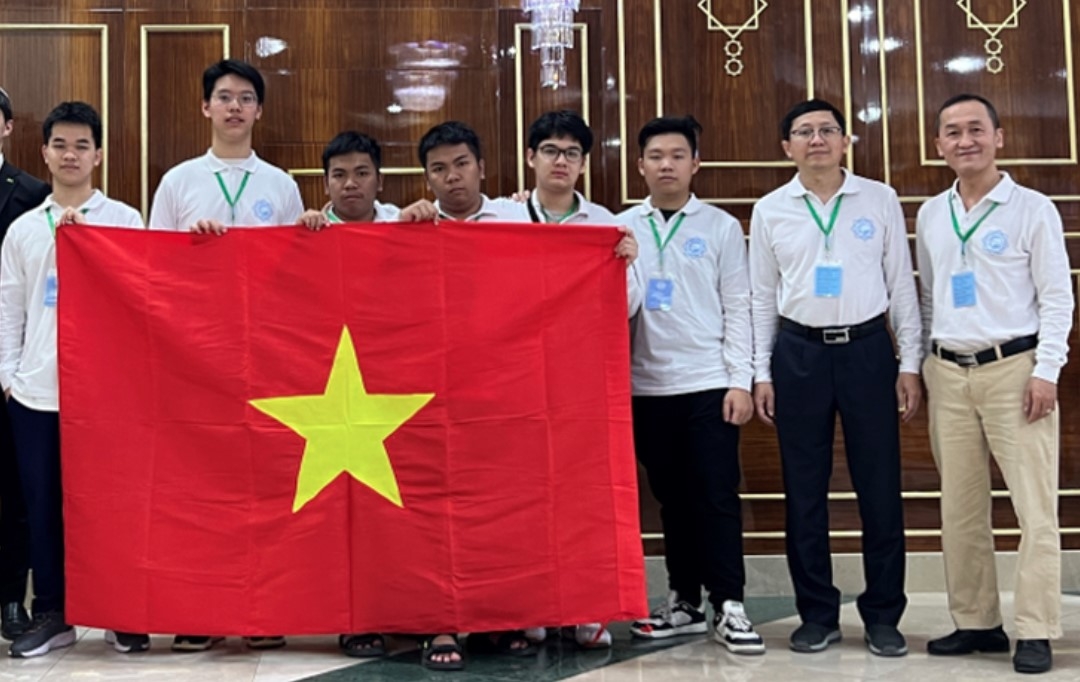 Six Vietnamese students take gold medals in the second International Mathematical Olympiad for High School Students in Turkmenistan. (Photo courtesy of the Ministry of Education and Training)