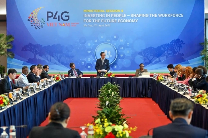 The ministerial discussion chaired by Vietnamese Deputy Minister of Education and Training Nguyen Van Phuc within the framework of the P4G Summit in Hanoi on April 17. (Photo: baovanhoa.vn)