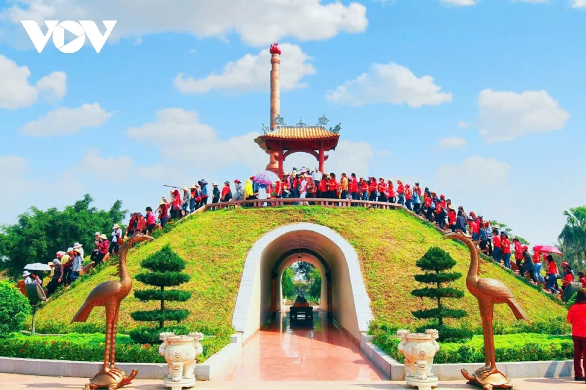 People pay tribute to war martyrs at the Quang Tri Citadel