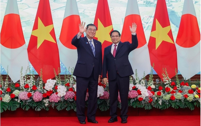 Prime Minister Pham Minh Chinh and his Japanese counterpart Ishiba Shigeru
