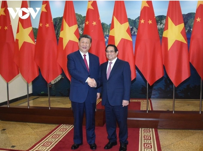 Prime Minister Pham Minh Chinh (R) and General Secretary of the Communist Party of China (CPC) Central Committee and President of China Xi Jinping. 