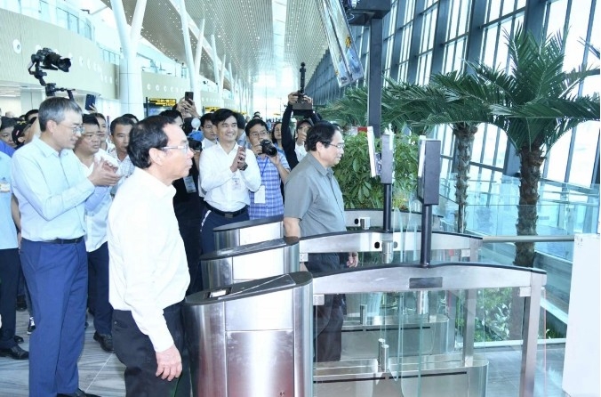 PM Pham Minh Chinh experiences self check-in at Tan Son Nhat’s Terminal T3