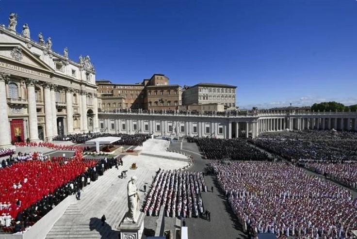 Thousands gather in St. Peter's Square for Pope Francis's funeral. (Photo: AA/VNA)