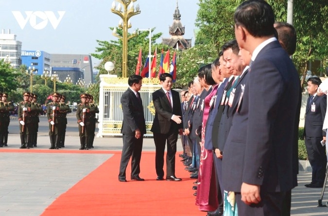 President Luong Cuong and LPRP General Secretary and President of Laos, Thongloun Sisoulith, review the Lao honor guard