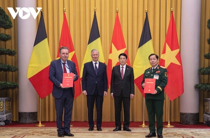 President Luong Cuong and King Philippe witness the signing of cooperation documents between Vietnamese and Belgian agencies.