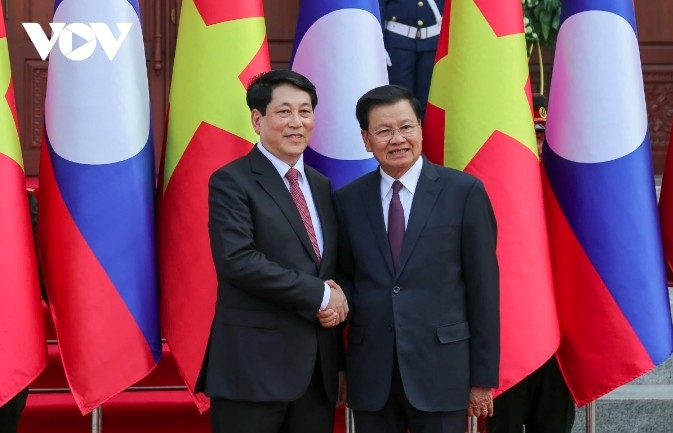 General Secretary of the Lao People's Revolutionary Party, President of Laos Thongloun Sisoulith welcomes President Luong Cuong