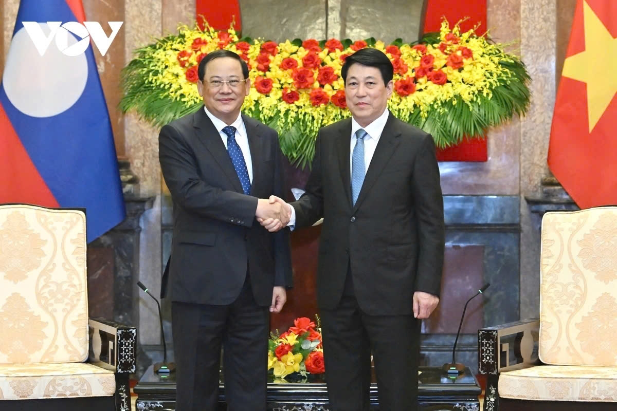 Vietnamese President Luong Cuong (R) meets Lao Prime Minister Sonexay Siphandone in Hanoi on April 17