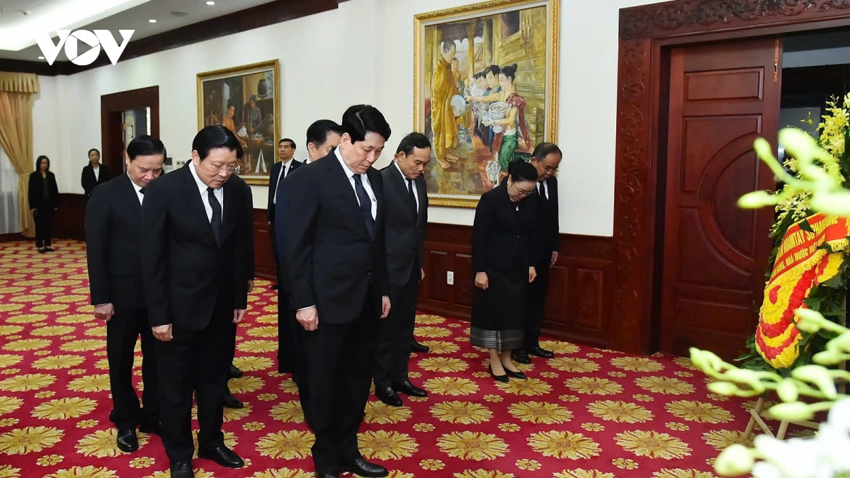 President Luong Cuong mourns the passing of former President of the Lao People’s Revolutionary Party, former President and former Prime Minister Khamtay Siphandone at the Lao Embassy in Hanoi on April 4