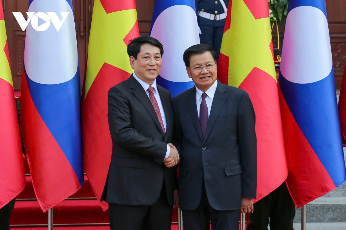 Party General Secretary and President Thongloun Sisoulith of Laos welcomes President Luong Cuong of Vietnam on a state visit in Vientiane on April 24