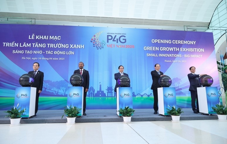 PM Pham Minh Chinh and delegates open the Green Growth Exhibition (Photo: VGP)