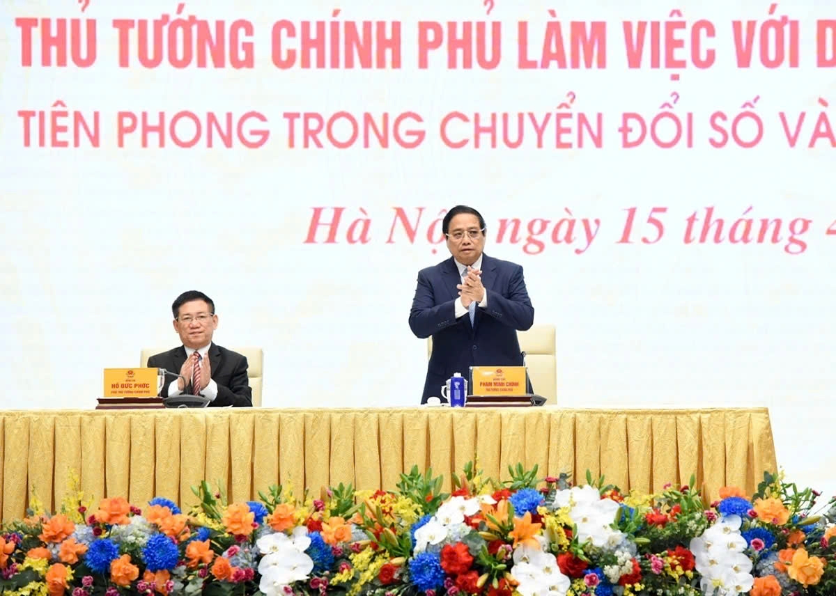 Prime Minister Pham Minh Chinh chairs a conference in Hanoi on April 15, emphasising the vanguard role of State-owned enterprises in leading digital transformation and driving growth.