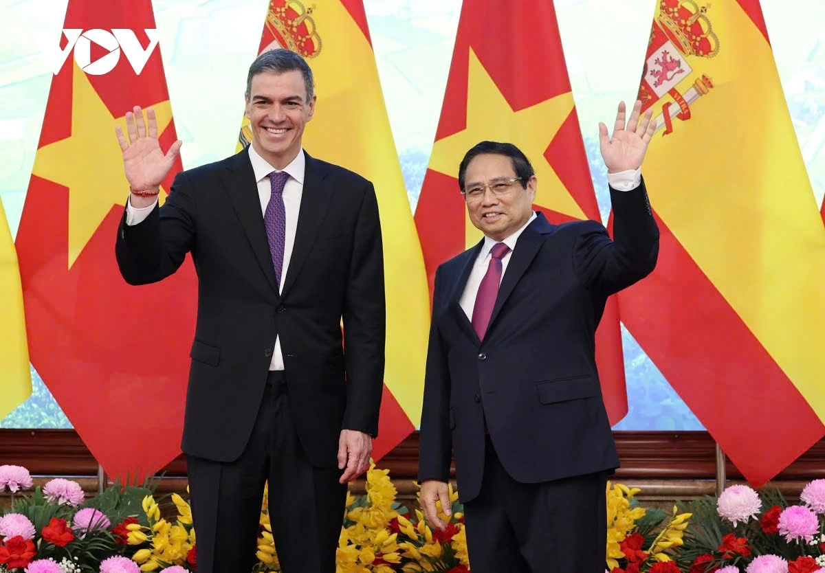 Prime Minister Pham Minh Chinh (R) of Vietnam and Prime Minister Pedro Sanchez of Spain ahead of their talks in Hanoi on April 9