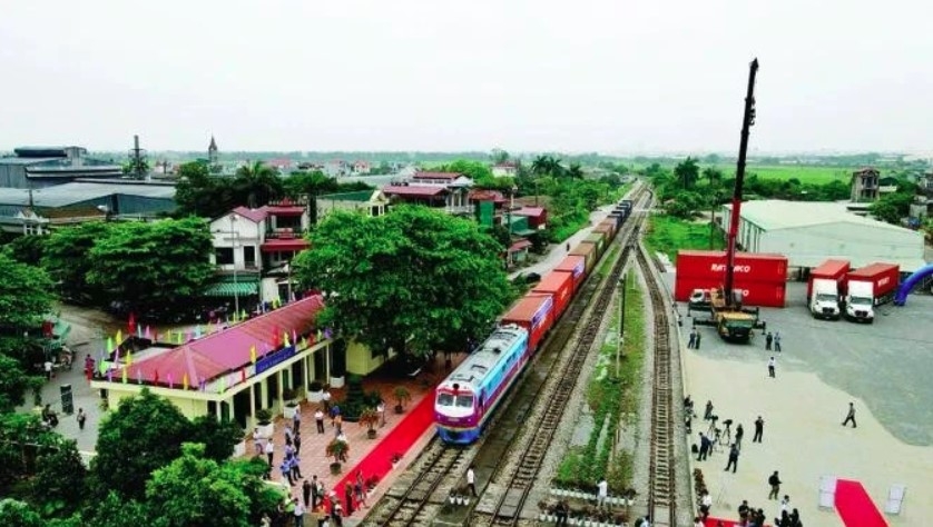 The international freight train runs from Cao Xa Station in Hai Duong province to China. (Photo: sggp.org.vn)