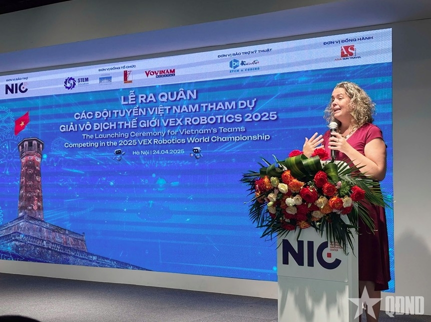 Counselor for Public AffairsBeth Polley addresses the launching ceremony (Photo: qdnd.vn)