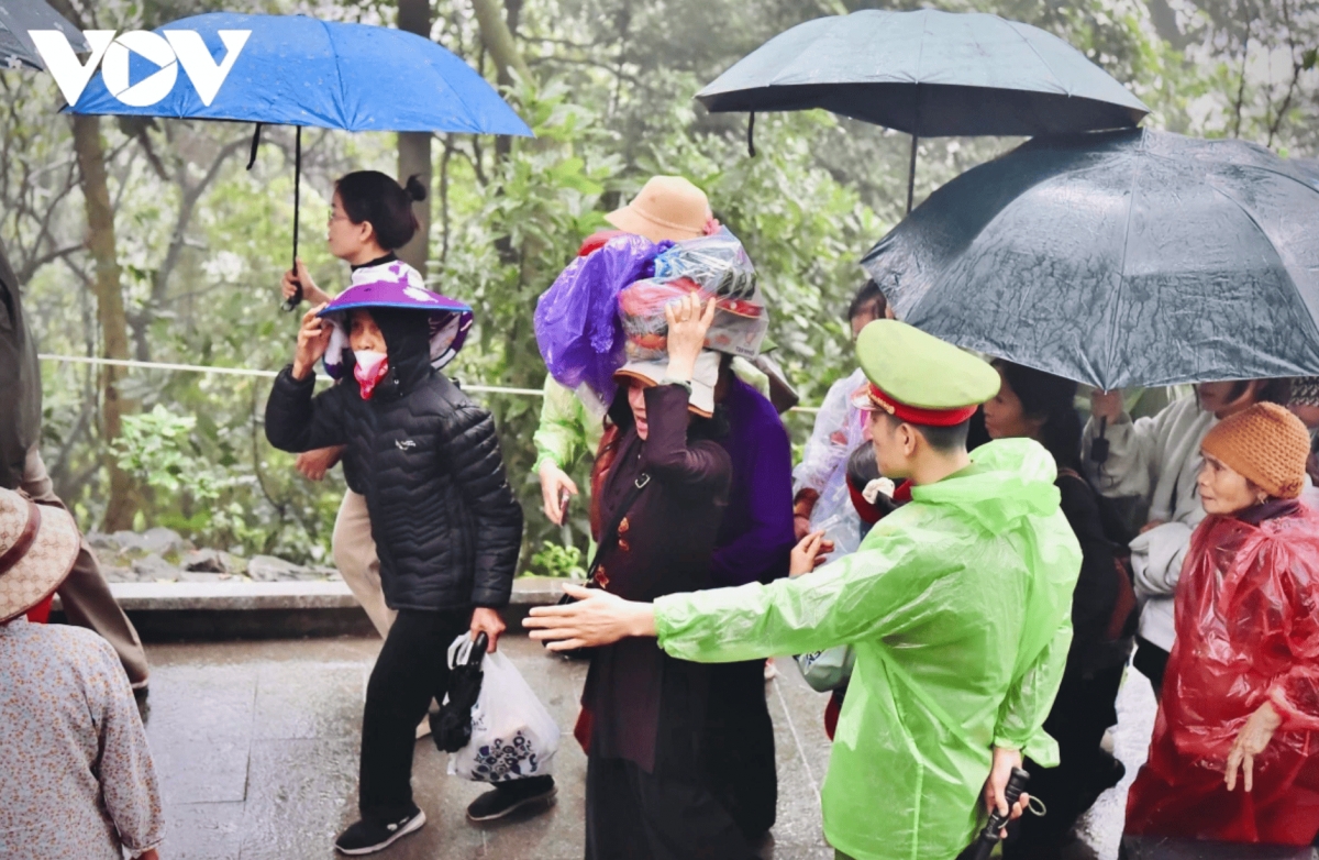 Relevant forces are densely deployed at the temple gates, festival grounds, and roads leading to the temple to guide people and direct traffic flow.