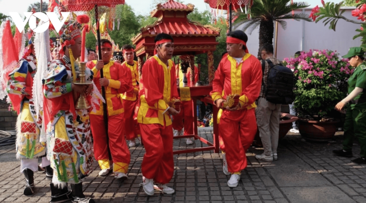 A large number of residents join in the procession and incense offering ceremony.