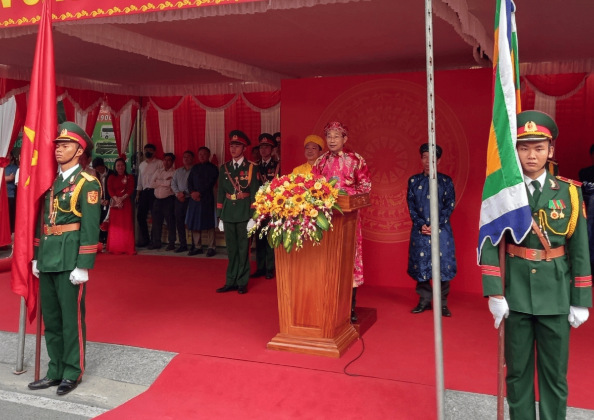 Dinh Van Thieu, vice chairman of the Khanh Hoa provincial People's Committee, delivers a speech to praise the significant contribution made by the Hung Kings.
