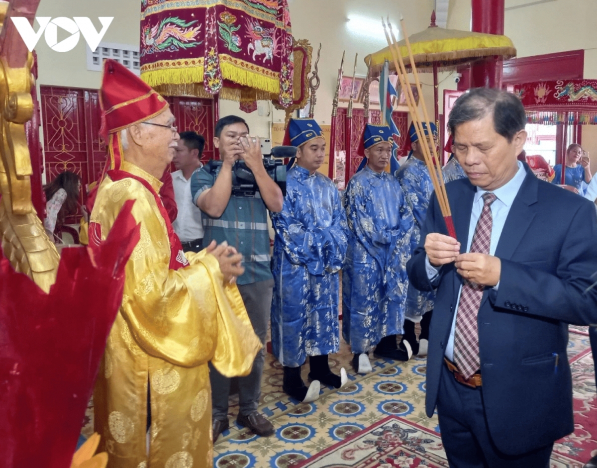 Nguyen Tan Tuan, chairman of the Khanh Hoa provincial People's Committee, burnt incense to commemorate the nation’s legendary founders.